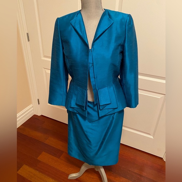 Tahari Skirt Suit - US 2 - Fitted w Pleats & belt for fitted silhouette - Picture 5 of 14